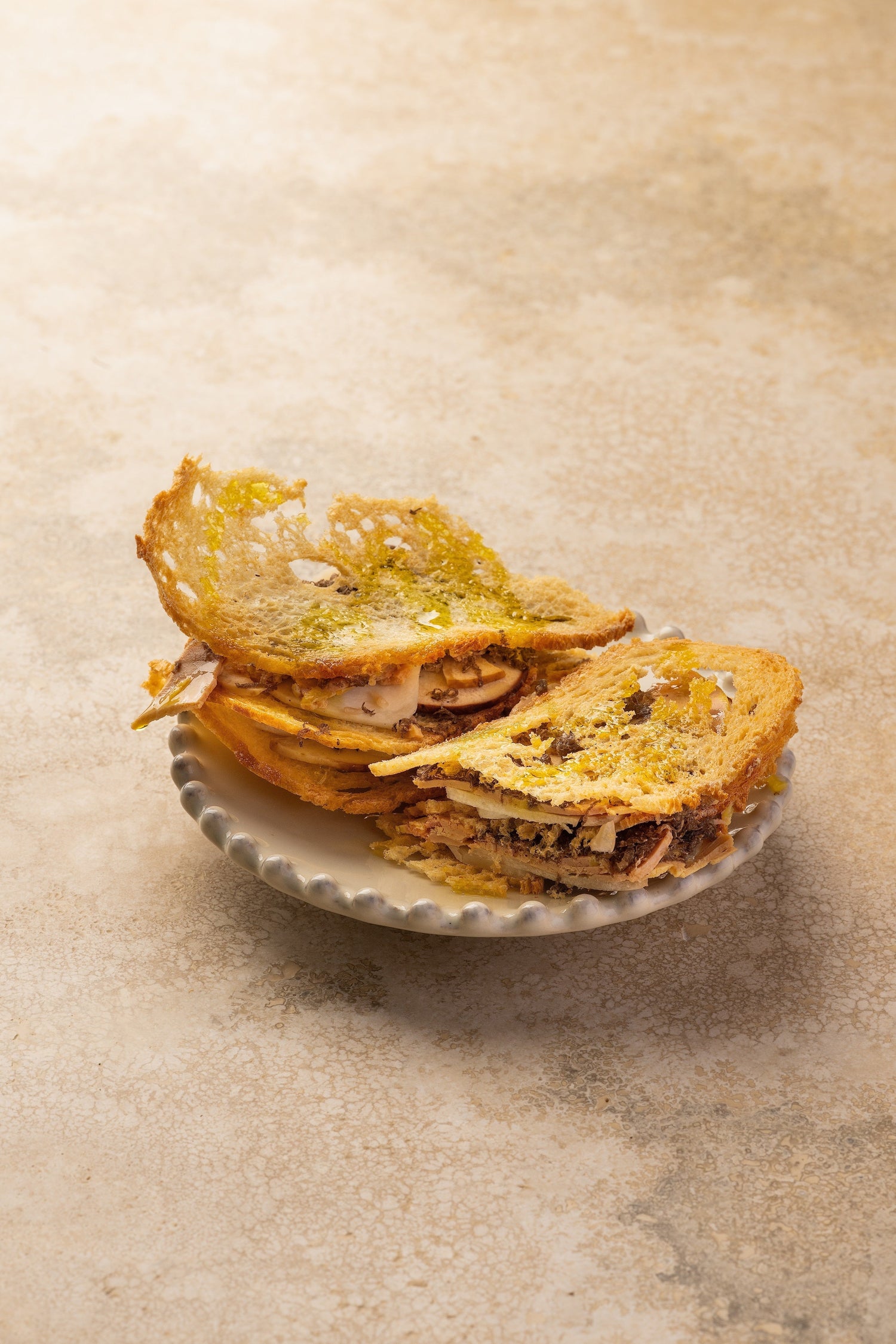 Milhojas Crujiente de pan de masa madre con boletus, foie y trufa negra