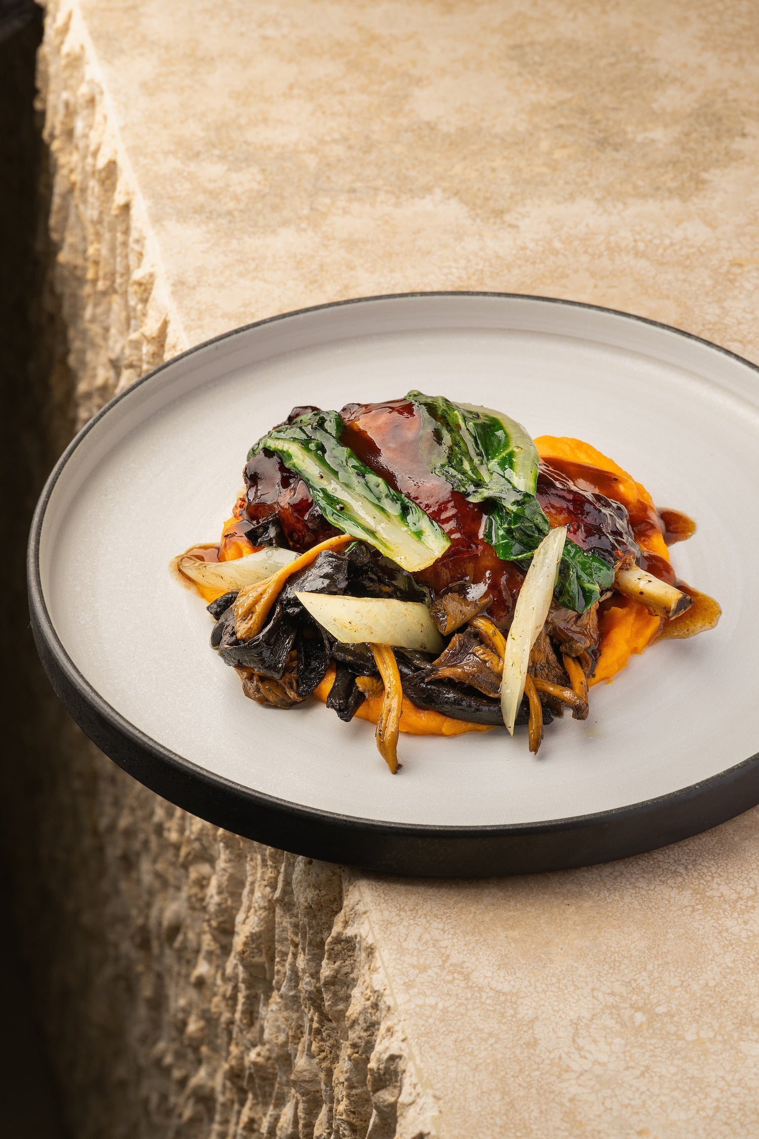 Jarrete de Cerdo a Baja Temperatura con Miel Trufada Laumont, su Salsa, Cremoso de Boniato, Acelga y Setas Salteadas