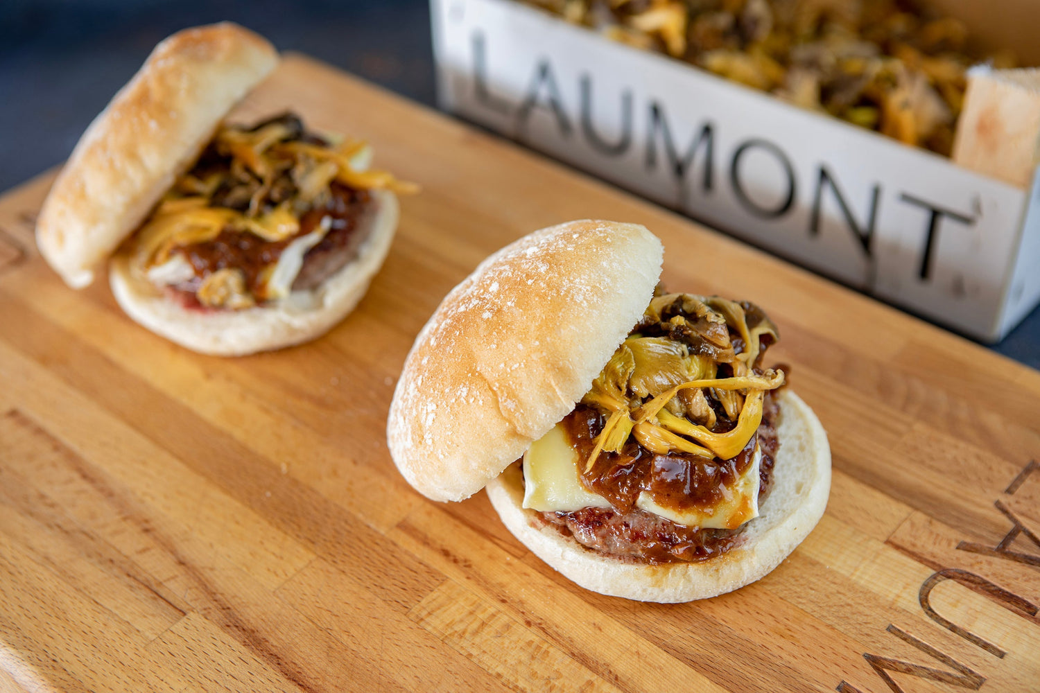 Burger de ternera con queso brie y angula del monte silvestre
