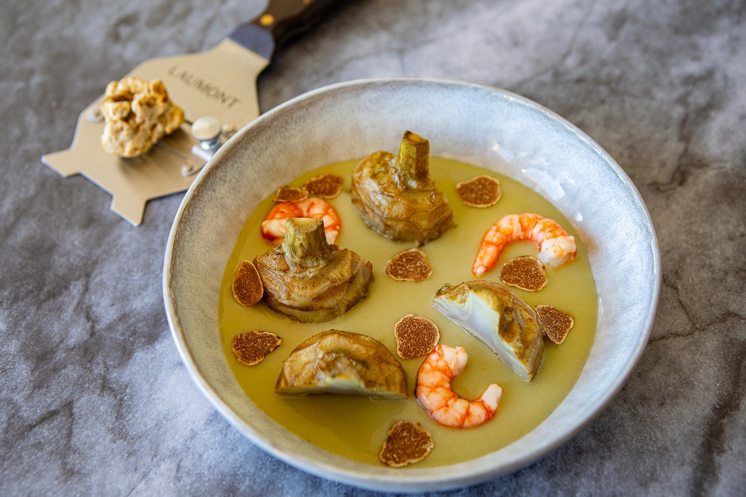 Corazón de alcachofa confitado con gambas y trufa blanca