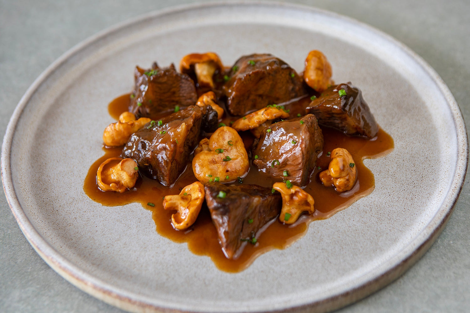 Guiso de carrillera de ternera con lengua de vaca