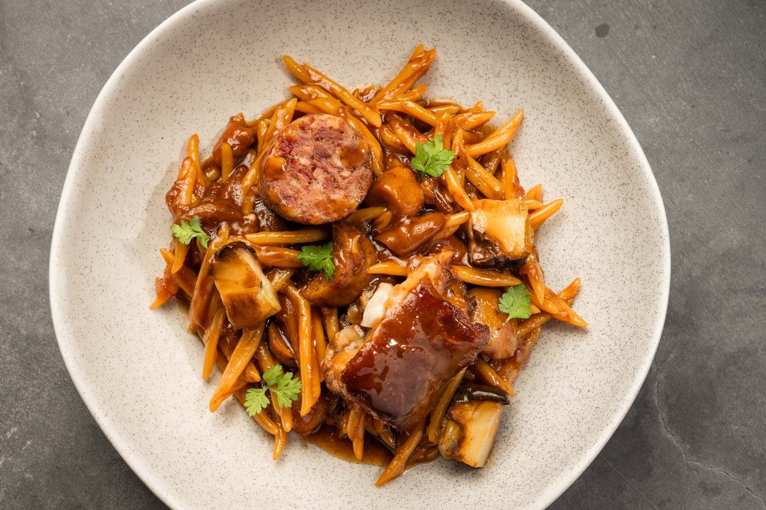 ''Fideus a la cassola'' con Taco de Boletus, botifarra del perol y manitas de cerdo