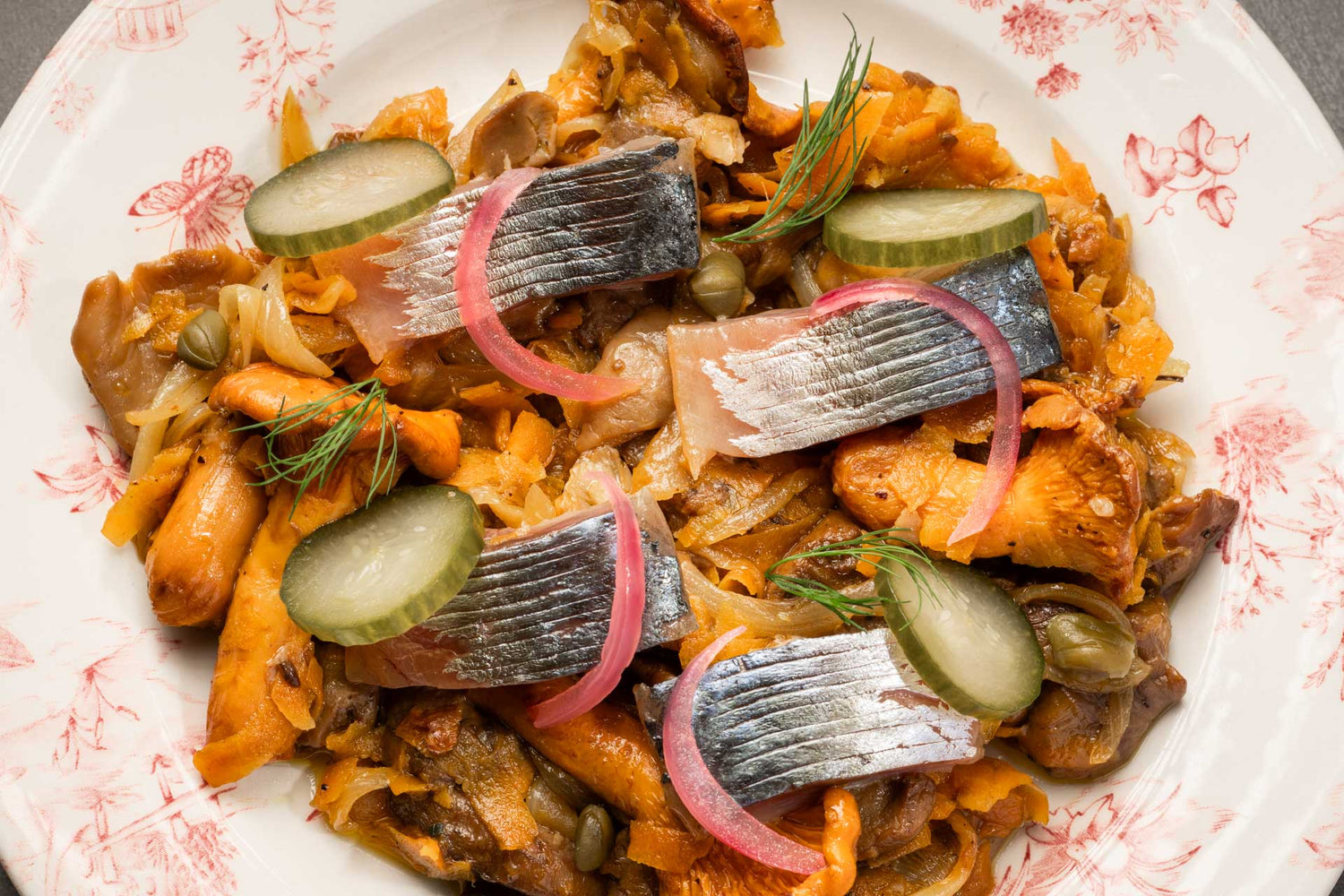 Escabeche de setas silvestres, con caballa y encurtidos