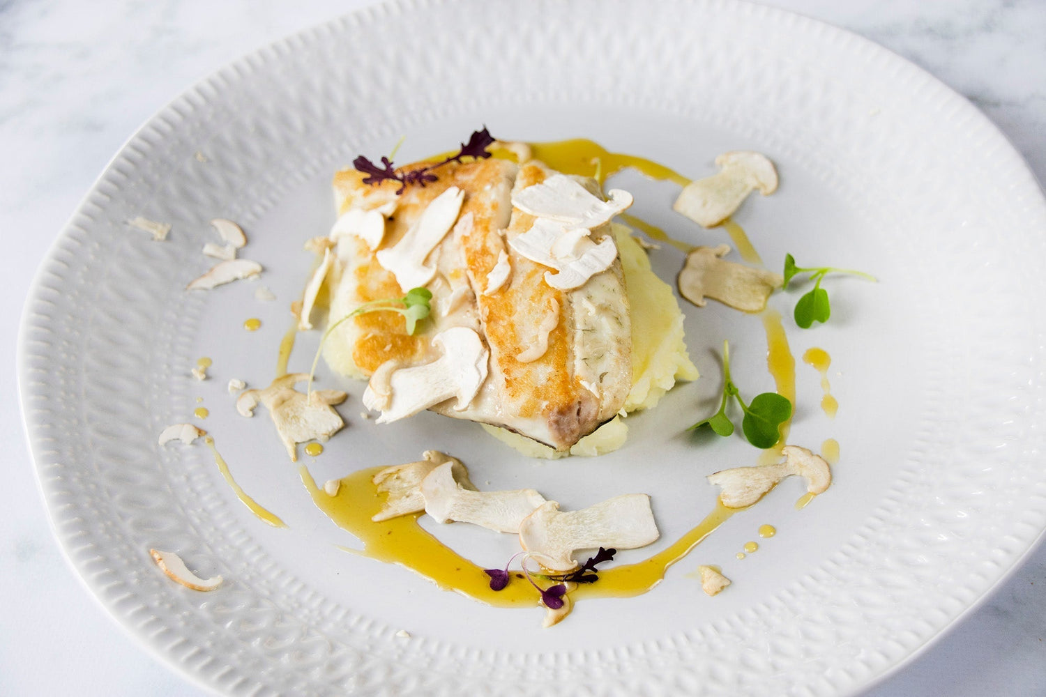 Lubina a la plancha con parmentier, perrechicos, naranja y regaliz