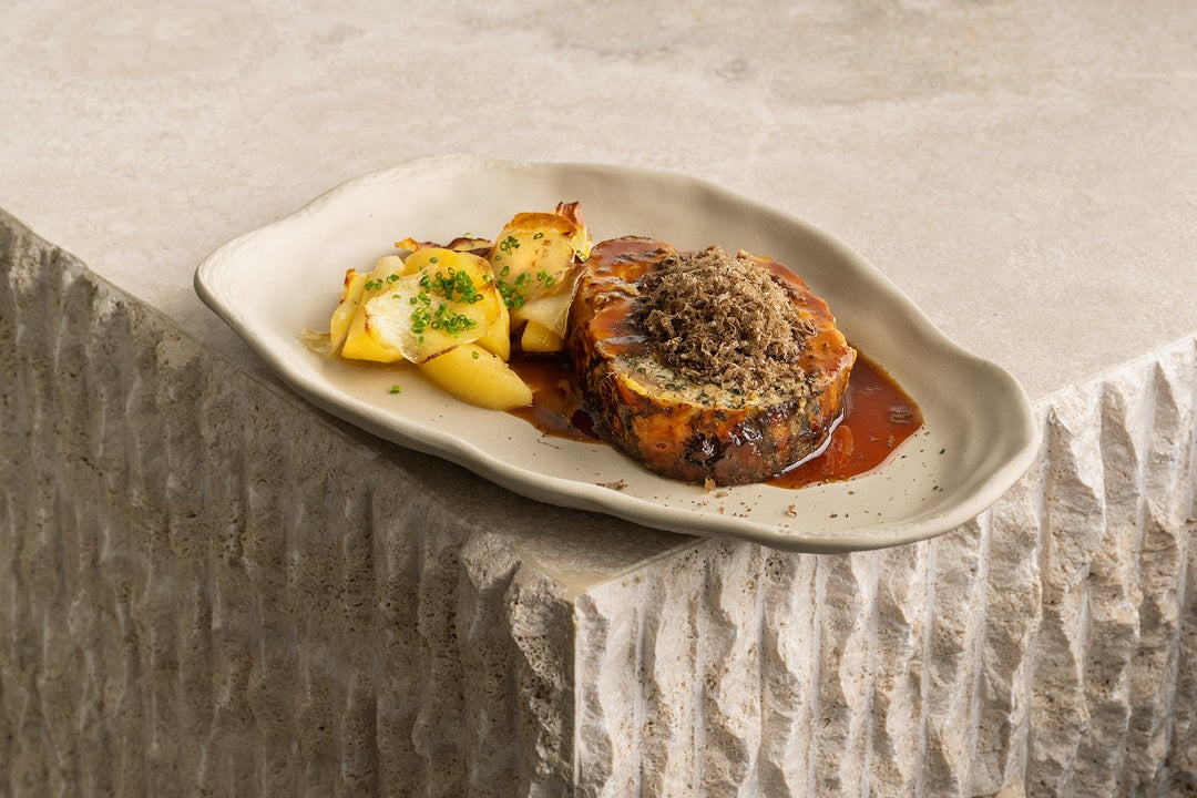 Pollo relleno con trufa, jugo de asado y manzana con patata