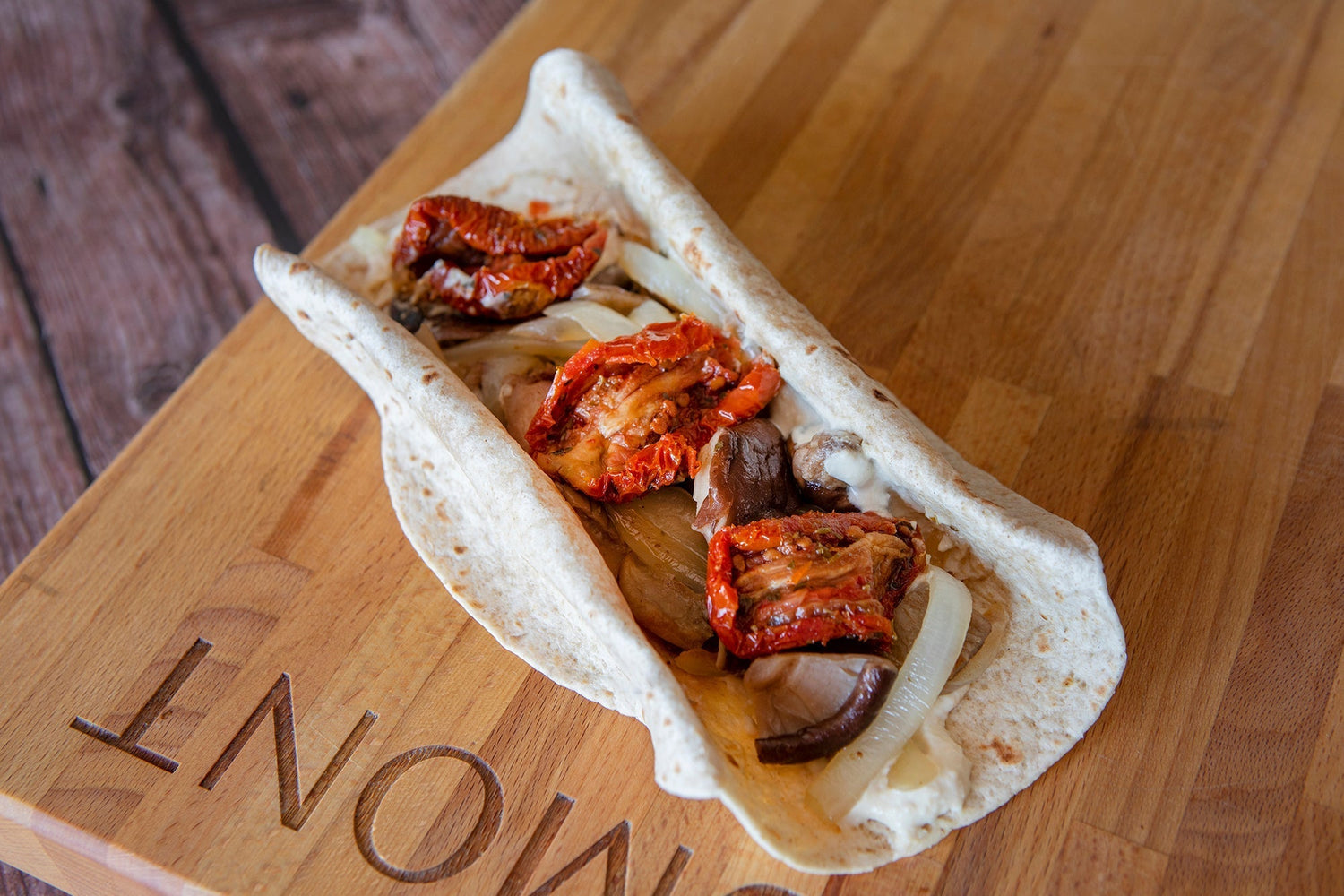 Fajitas de setas con cebolla, hummus y tomate seco
