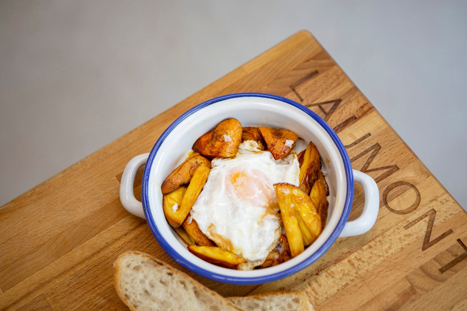 Huevos fritos con huevo de rey