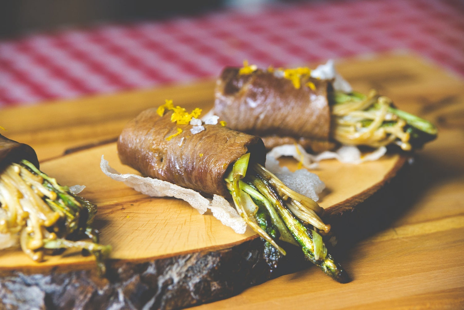 Rollitos de Bistec con Enokis y verduras