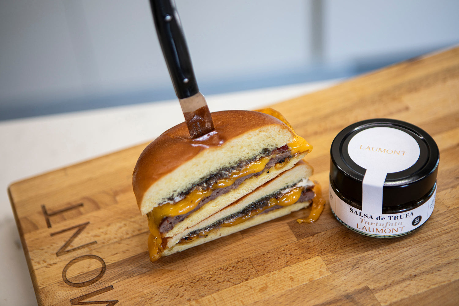 Smash burger con salsa tartufata