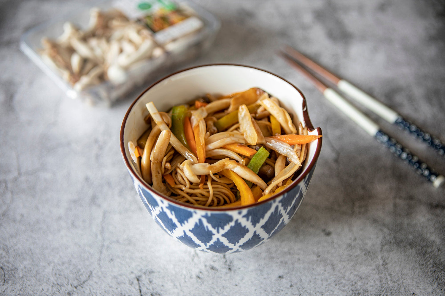 Yakisoba con setas wok