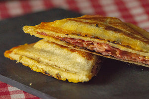 Sándwich trufado con queso cheddar y baicon