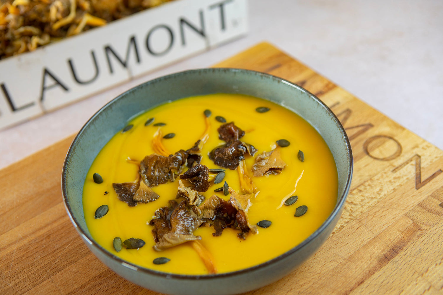 Crema de calabaza con angula de monte silvestre