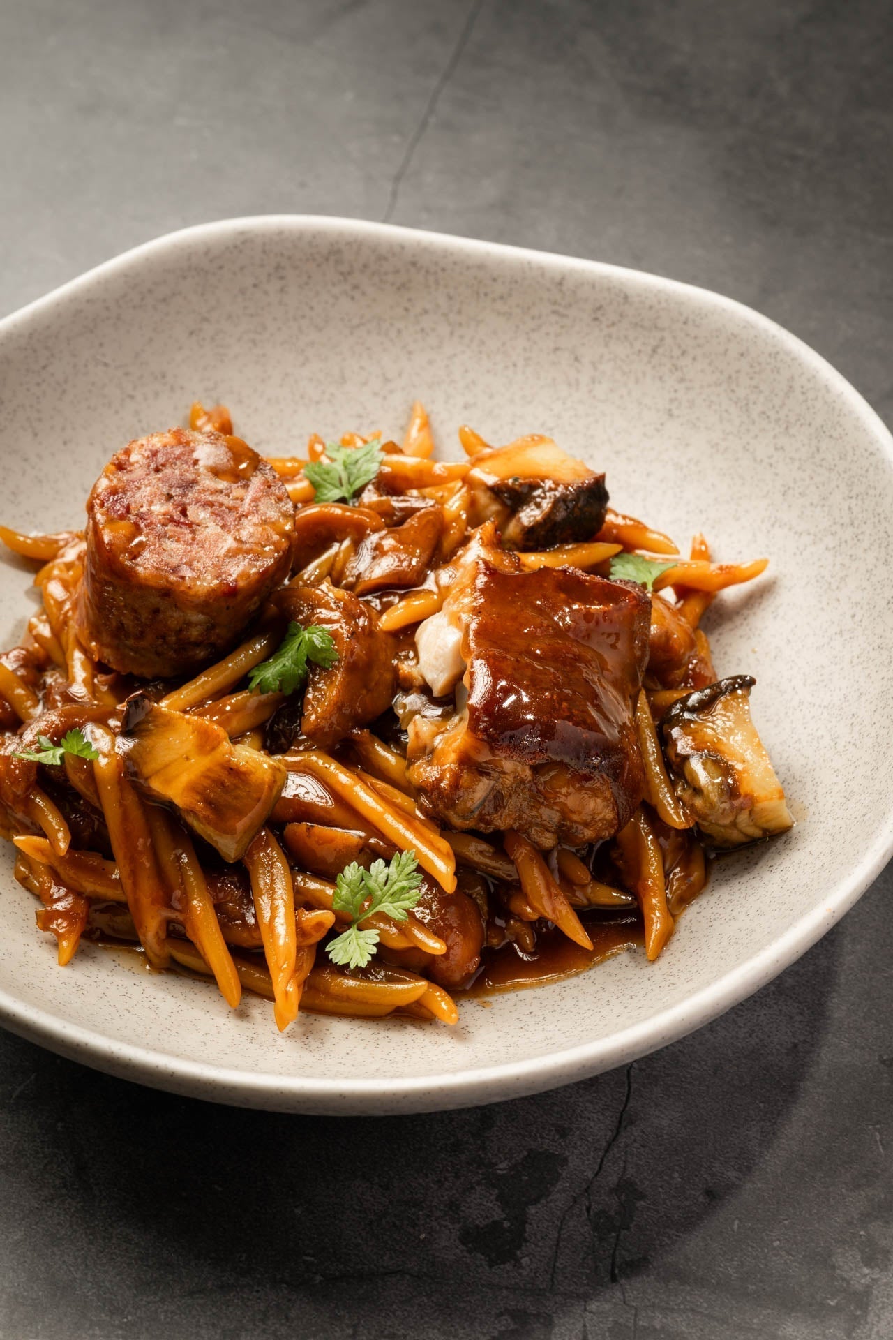 Fideos a la ''cassola'' con Taco de Boletus, botifarra del perol y manitas de cerdo
