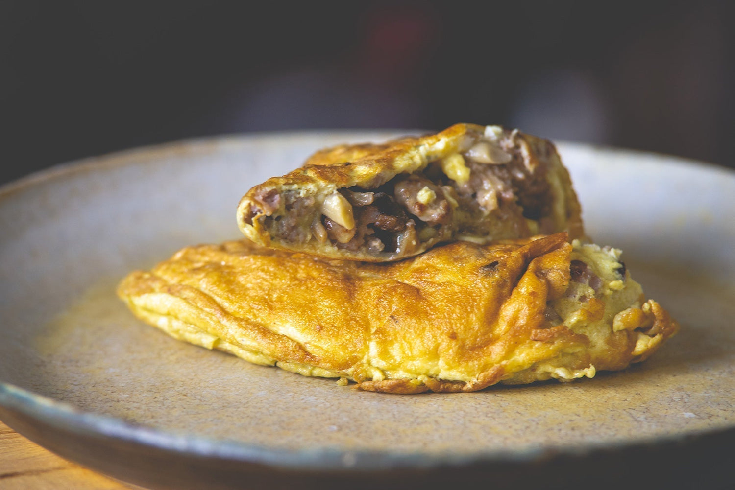 Tortilla de setas con butifarra y queso azul