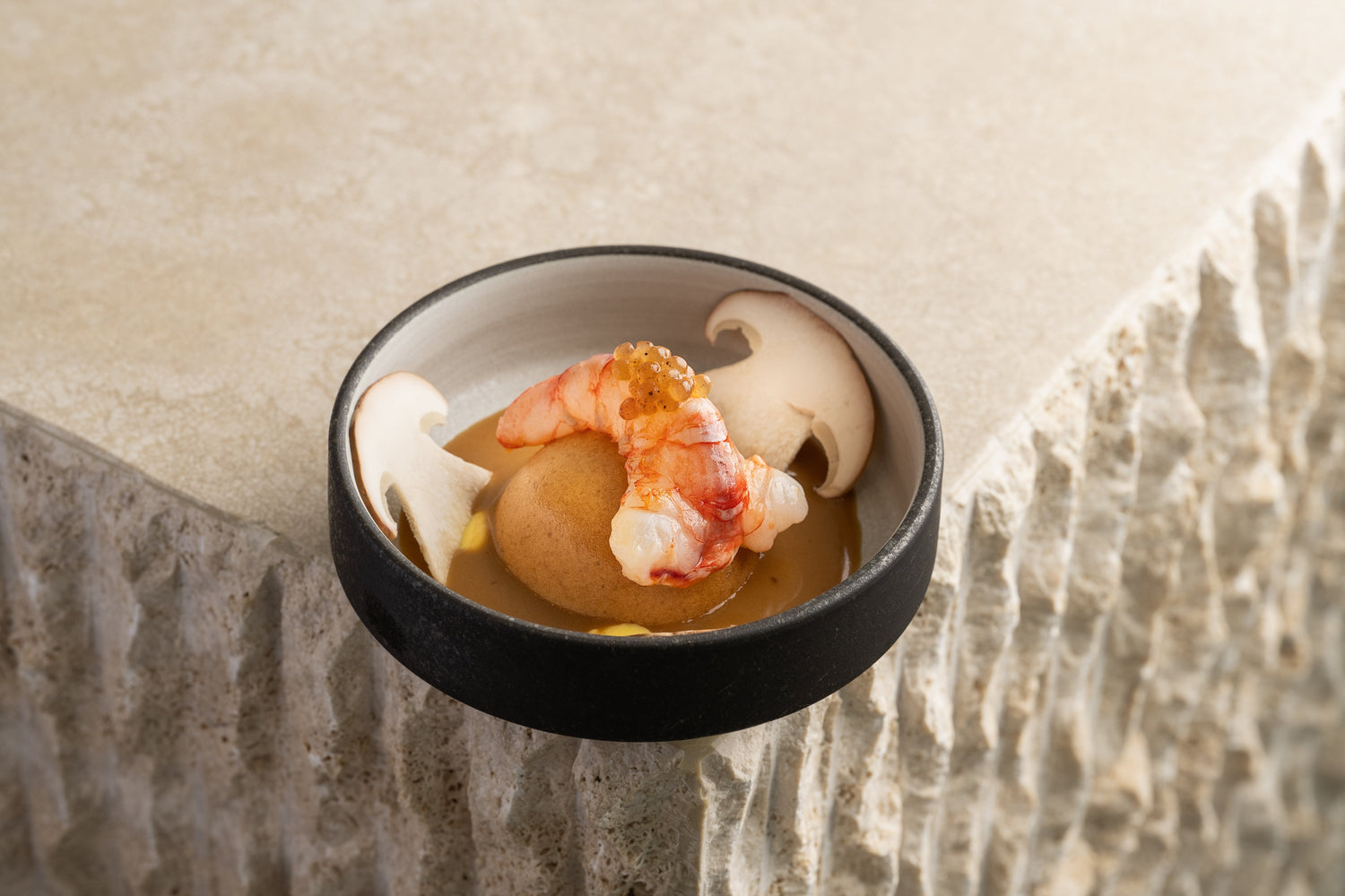 Buñuelo de gamba y boletus con alioli de azafrán