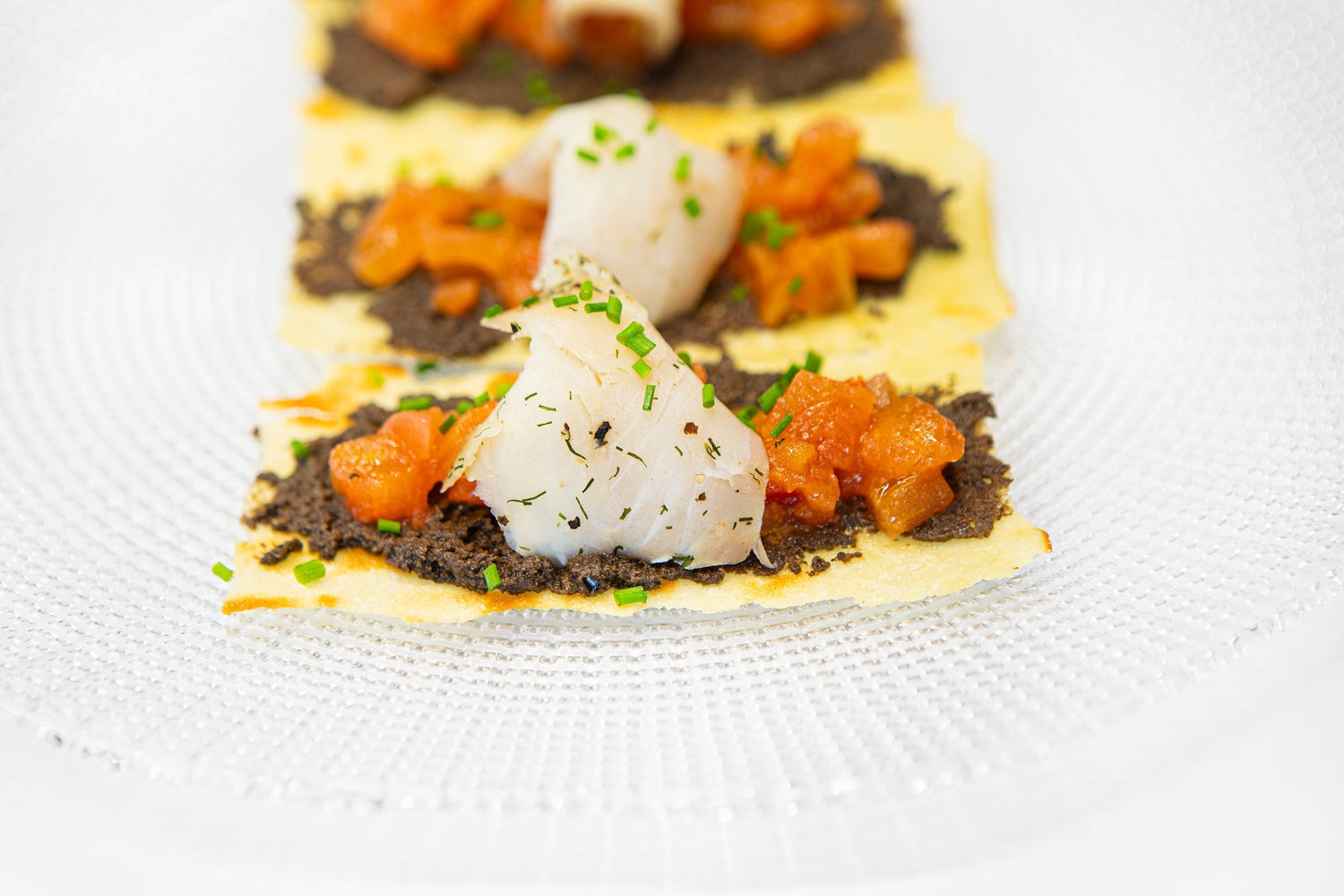 Montadito de bacalao ahumado con olivada trufada