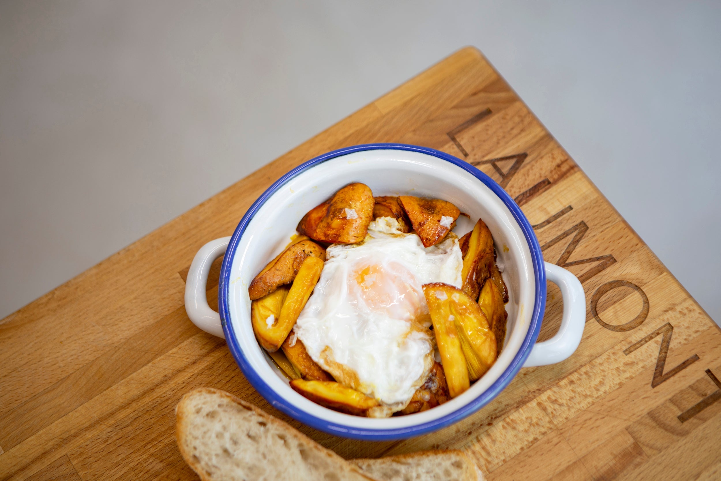 Huevos fritos con amanita caesarea (o huevos de rey)